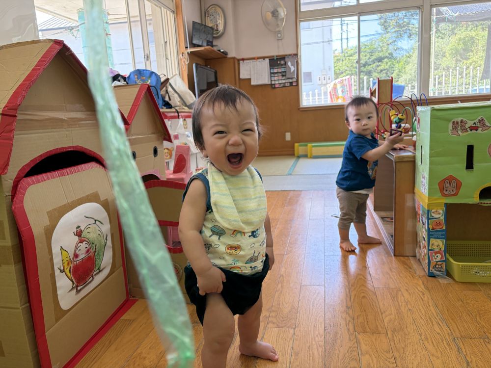 ひらひらトンネルから先生がのぞくと・・・
大笑いのKくん😆