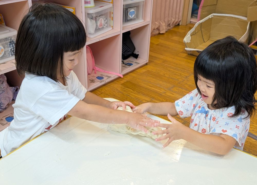 小麦粉を練っていると、友だちと一緒に協力して
こねる手伝いをしてくれたTちゃんとIちゃん💕
