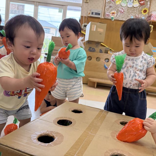 運動会ごっこ③　～０歳児　ウサギ組～