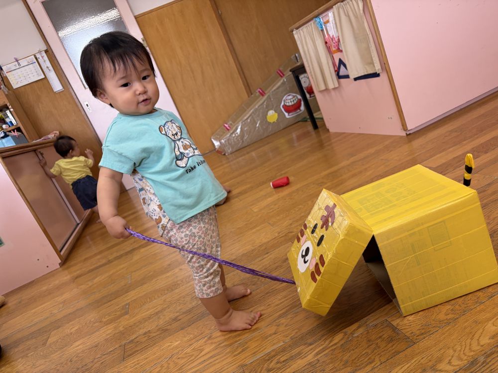最後は好きな動物を引っ張っていくよ☺️
１．２．１．２♪　
動物さんを気にしながら歩くＨちゃんでした。