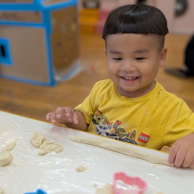 小麦粉粘土で遊んだよ♪②　〜2歳児　クマ組〜