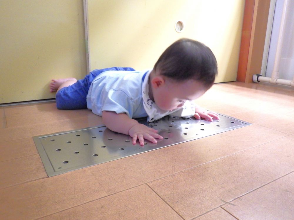 たくさんの穴を見つけたRくん♪
何だろう？と指で触って確かめる
デコボコしてる･･･指先で楽しむ♡

もう一つ発見！
手のひらで感じる冷たさ
ひんやりして気持ちが良かったみたいで、しばらくその場で休憩タイム♡

「何だろう？」という不思議な気持ちが、子ども達の探索や発見に繋がっていきます！

