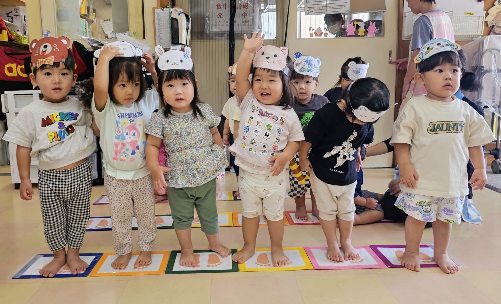 かけっこが大好きなヒヨコ組さん🐥

名前を呼ばれると…
「はーい✋🏻」
元気よく手をあげます。
