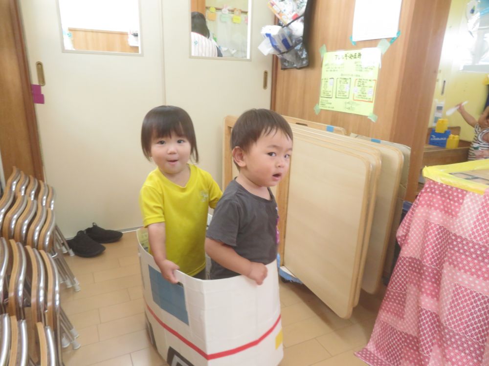 はたらくくるまに乗るのがお気に入りヒヨコ組さん
外で乗っていたものをリニューアル！
車の種類が増えてノリノリで楽しむMちゃんとNくん♡
明日の0・1歳児運動会でもこの車に乗ります！
楽しんではたらくくるまに乗ろうね♪
