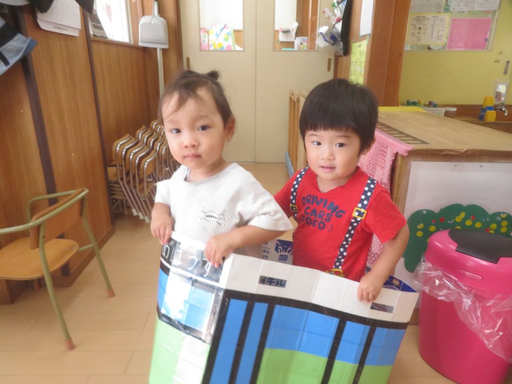 第一弾のはたらくくるまで
バスがお気に入りだったFくん・・・
新しくなっても大好きなバスを選びました！
友達と一緒に乗るのが好きなSくん♪
大好きなFくんと乗れて嬉しそう♡
「はっしゃ、おーらーい！」
と、元気よく出発しました！