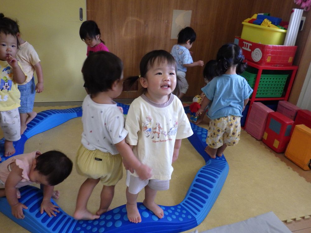 大好きな平均台！
一歩一歩慎重に進むヒヨコ組さん・・・
上手に渡れたのが嬉しいＲちゃんは
「みて！みて！」と満面の笑顔♡
それぞれの好きな遊びを楽しんでいるヒヨコ組さんです♪