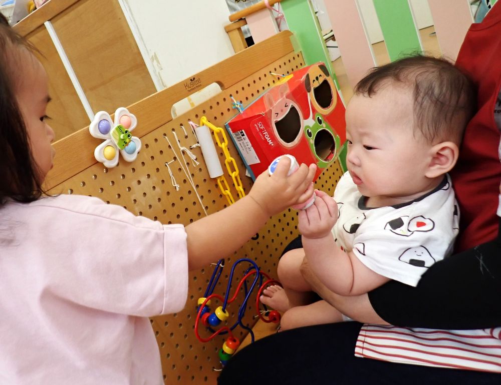 「これ、かしてあげるね♪」

これから、なかよく遊ぼうね💕