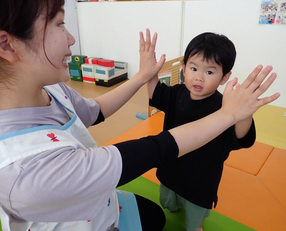 ふれあい遊び 『ひっつきもっつき』
♬あらあら くっついた～　おてて👋