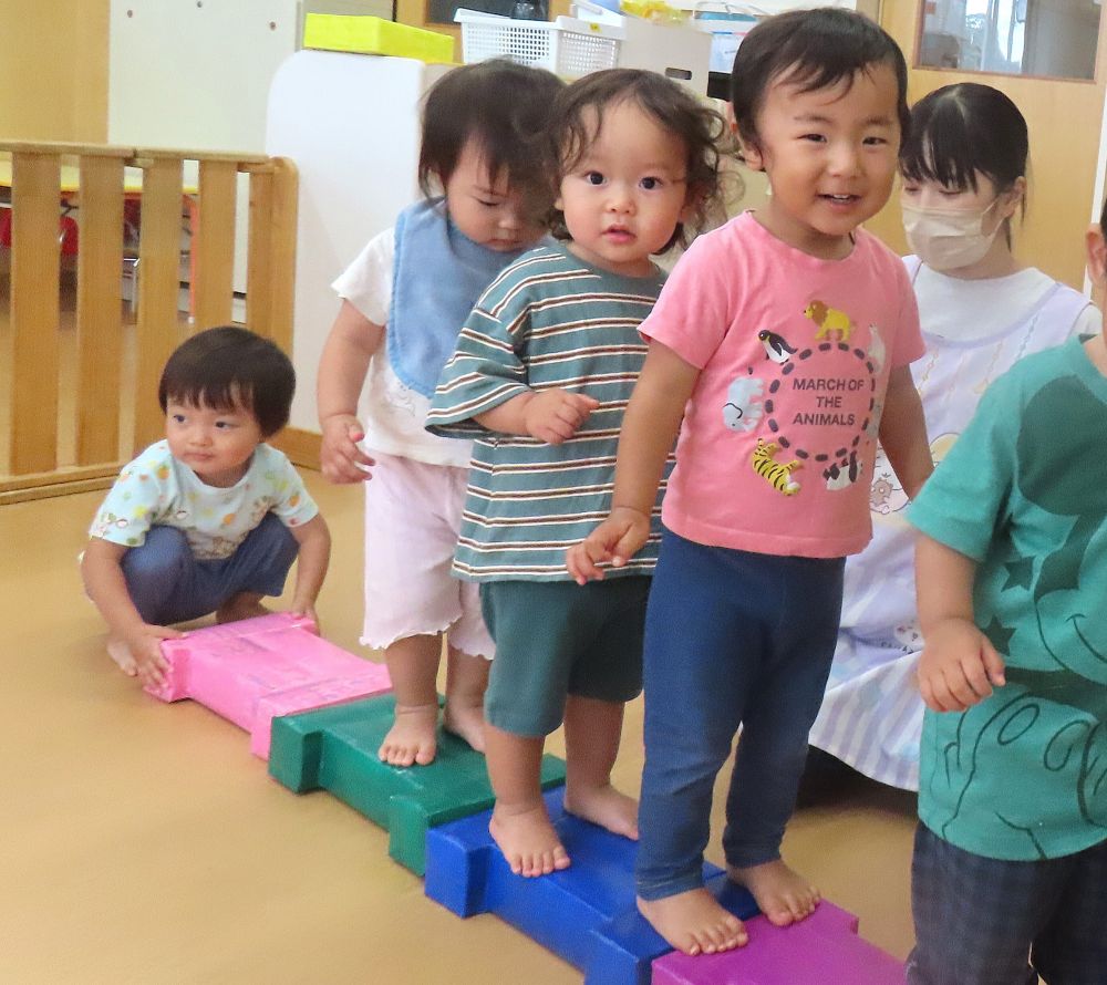 『すすめ！すすめ！』
かけっこの後は、跳んで！渡って！サーキット✨
好きなもので遊んでね☆
　平均台、みんなで渡ろう😲
