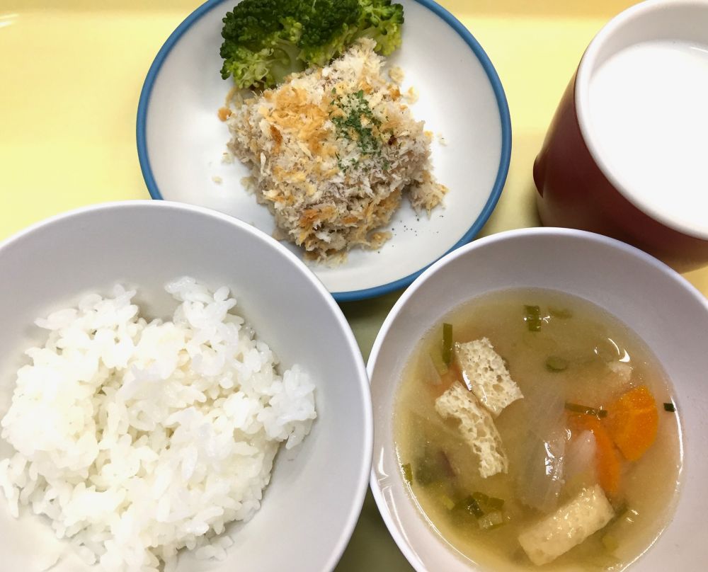 ご飯

スコップメンチカツ

ゆでブロッコリー

さつま汁

牛乳