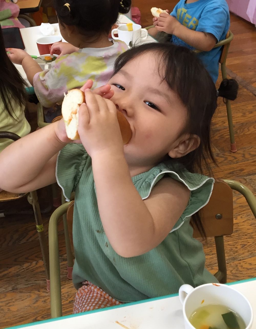 Kちゃんは
「みててね～」
と大きな口でほおばる姿を見せてくれました♡

9月に入って食欲の秋がやってきますね。
もりもり食べて大きくな～れ！