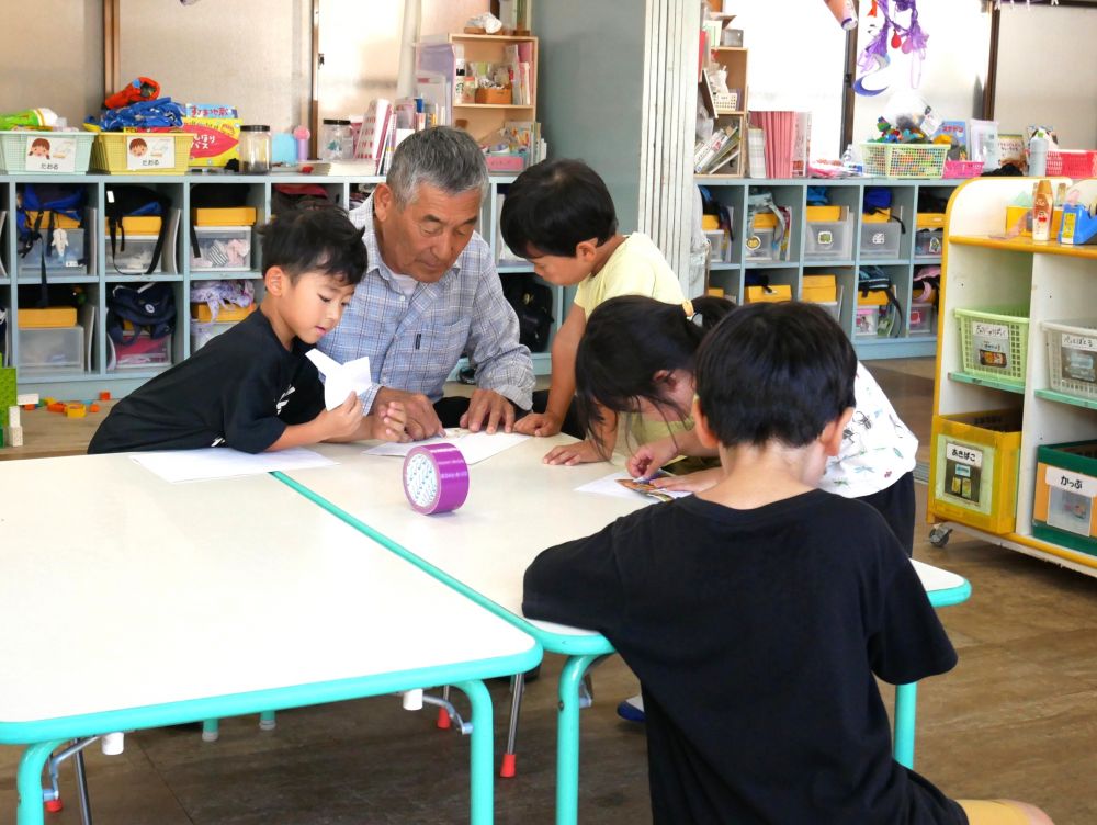 ９月に入りまだまだ暑かったり…
雨が降ったり…
部屋の中でも楽しいことがたくさん

よく飛ぶ紙飛行機🛫の折り方は？
と折り紙の本を見ながら
みんなで折っては飛ばすを繰り返していると
修次先生が飛ばした紙飛行機がよく飛び
「えー！！すごい！！作って！！教えて」
とみんなで修次先生の紙飛行機講座😊
折り方や飛ばし方で全然違って面白い♡
紙飛行機に夢中です😚