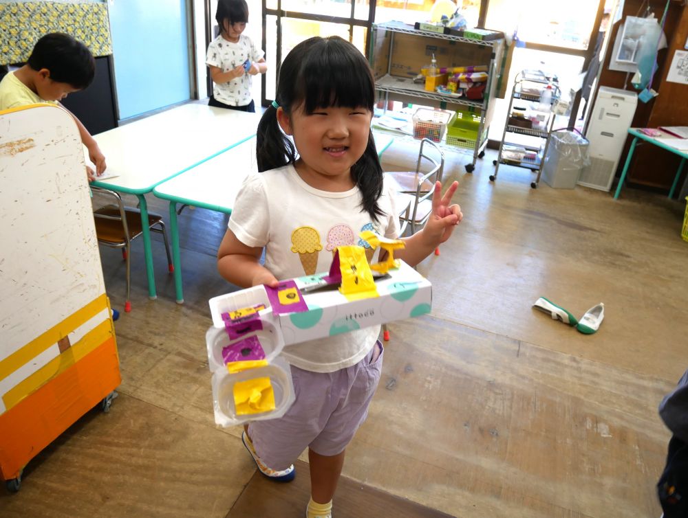 「見て見て♡」
「ここが屋根でこっちが布団
ここは開くよ」　と説明してくれたCちゃん
製作もいつもみんなの工夫がつまっていて
小さいのから大きなおばけやしきまで
イメージを膨らませて作っているんだなと
どれも素敵な作品です✨

