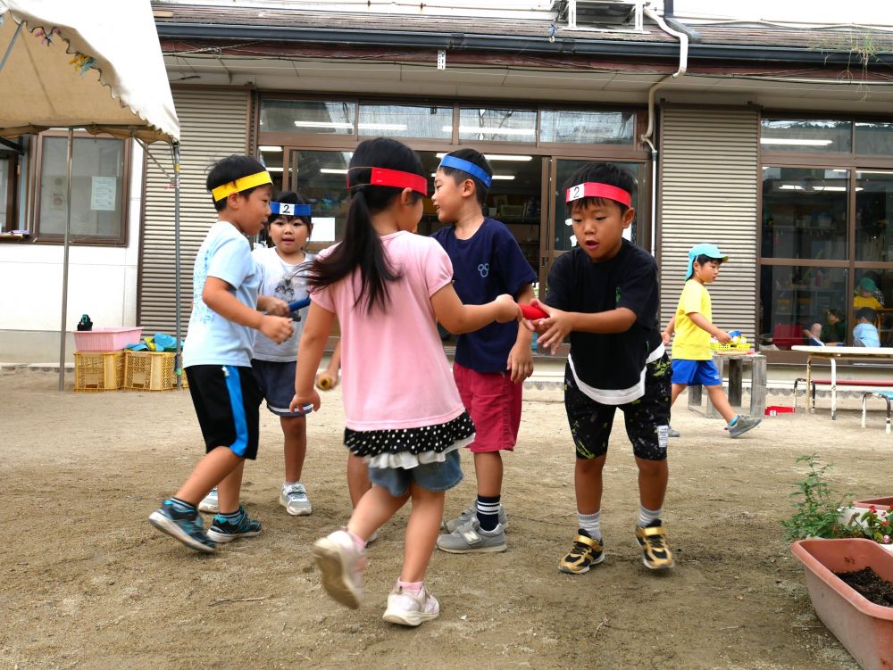 「あれ？次は？」　「早く！！もう走っとるよ」
「はい！！」　「あ、落としたよ」
コミュニケーションをとりながら
毎日リレーごっこを楽しんでいます♪

夏は暑くて思いきり走れなかったけど
これから少しずつ涼しくなるとたくさん走るぞー！！！！


