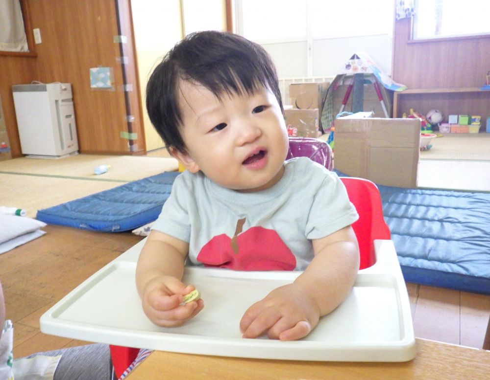 ウサギ組に1名の友達が仲間入りしました♡

おやつが大好きなRくん
少し慣れてきて、自分でつまんでお口へパクン♪
「おいしいね～」と言うと笑顔を見せてくれます
