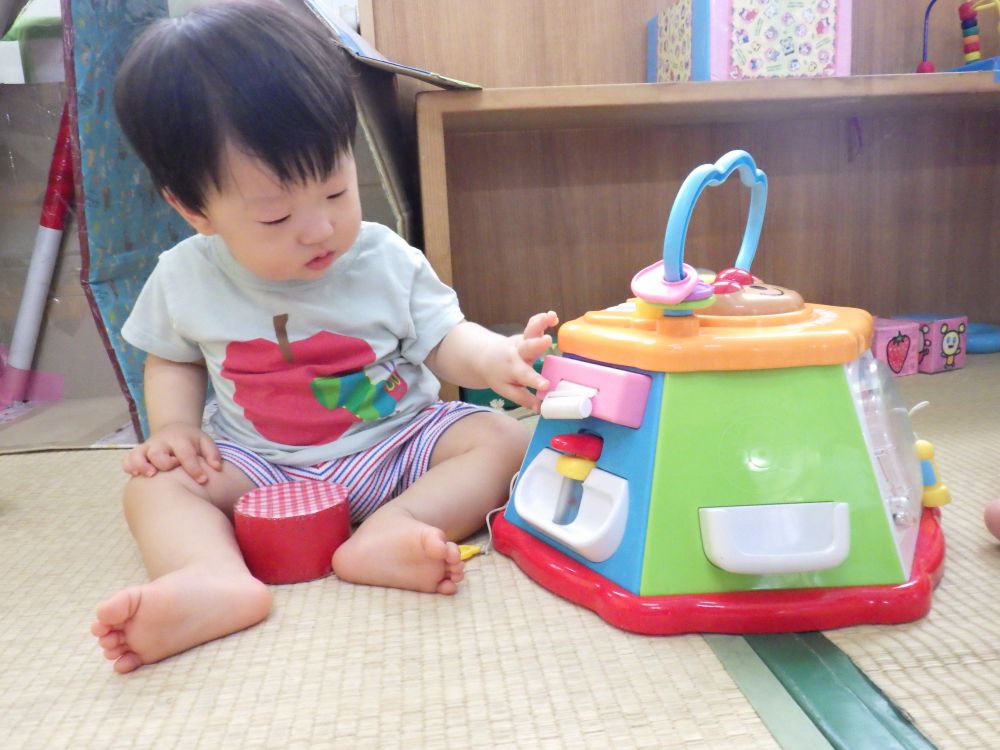 音の出るおもちゃも大好き♡
友達が遊んでいる姿を見てまねっこ
色々なボタンを押したり、ひっぱたりして楽しんでいます！