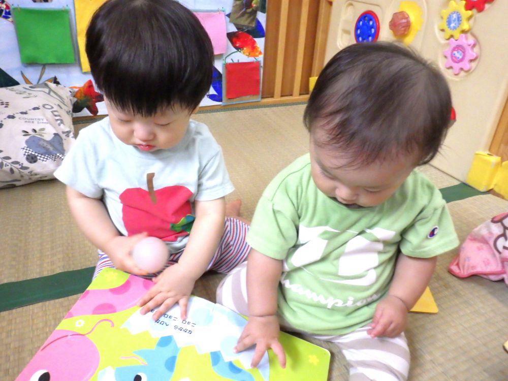 友達が入ってうれしいTちゃん
そばに行って一緒に絵本を見て楽しんでいました！

これから先生や友達とたくさん遊ぼうね♡