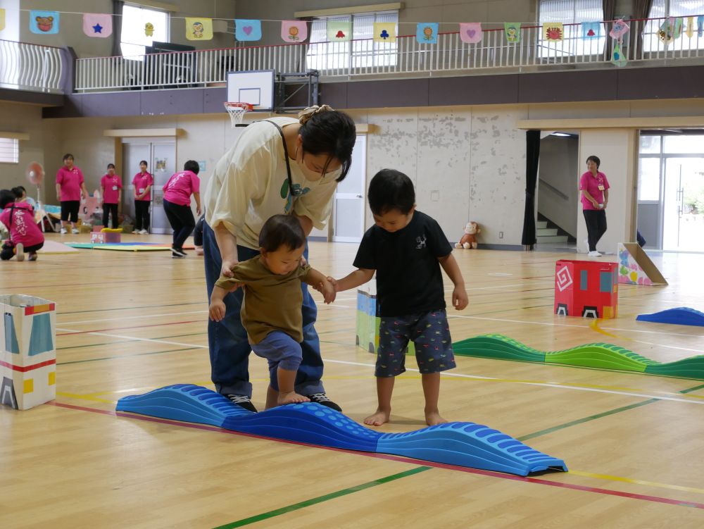 次はワニの平均台です！

雨の日にお部屋で楽しんでいたので
わくわくしながら平均台を渡ろうとするKくん！
今日はおうちの人と一緒で嬉しそう♡
