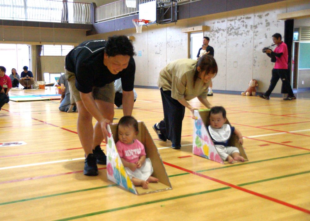 サーキットは、いつも遊んでいる物を組み合わせてみました

今日はお家の人と一緒♪
始めは車でしゅぱ～つ！！
自分で押して進んだり、乗せてもらって進んだり、抱っこしてもらって進んだり・・・
お父さん、お母さんも笑顔がこぼれます♡