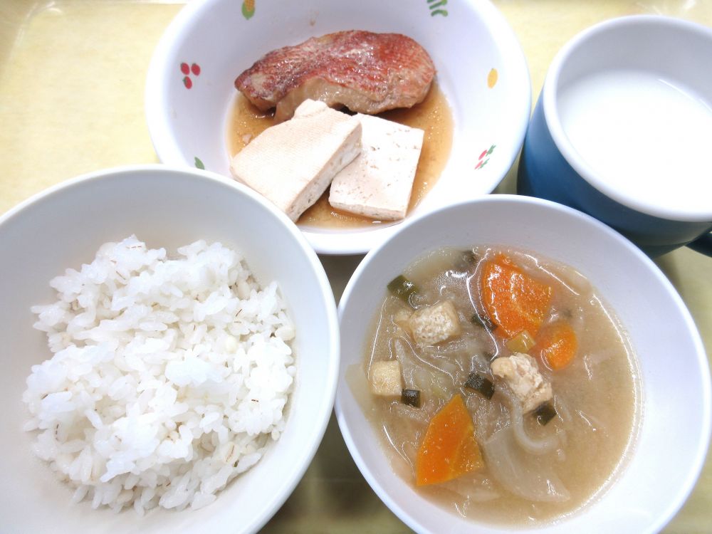 麦ご飯

赤魚の煮付け

付け合わせ(豆腐)

切干大根のみそ汁

牛乳