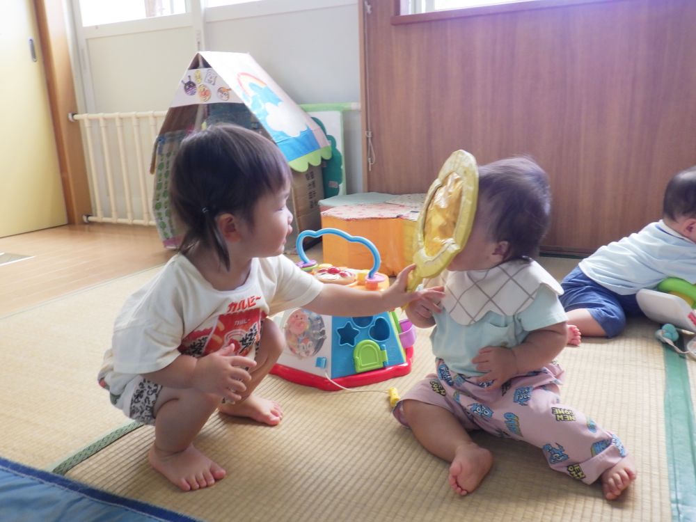 お姉ちゃんと一緒に過ごす中で、同じ遊びを楽しんだり
友達への興味や関心が広がっていきます


ヒヨコ組のRちゃんとウサギ組のTちゃん
一緒にいないいないばあ♡
黄色いセロファン越しに目と目が合う
「いない　いな～い･･･」

