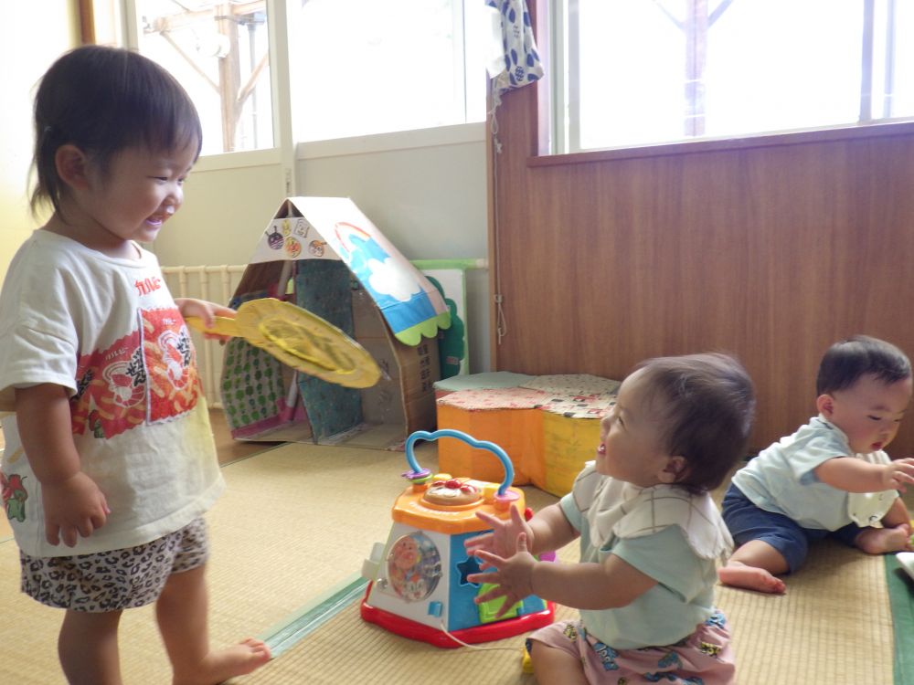「もういっかいやって！！」と、Tちゃんが手をたたく
「もういっかい？いいよ！！」とRちゃん

言葉はなくても分かるんですね♡