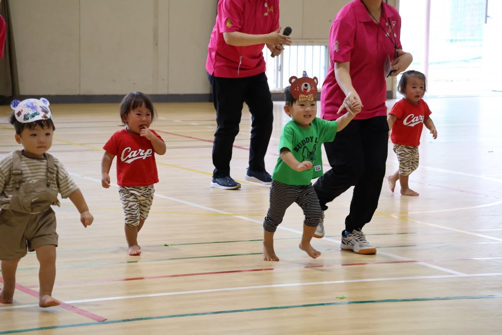 まずはかけっこ💪
たくさんの観客にドキドキしながらも
「よーい、どん！」
お父さんとお兄ちゃんがいる
ゴールを目指して一直線に走る🏃🏻‍♂️