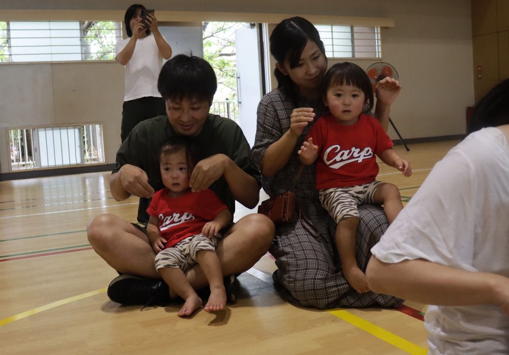 次は親子でダンスとふれあい遊び♡

お父さんお母さんと
一緒だと安心だね💓
