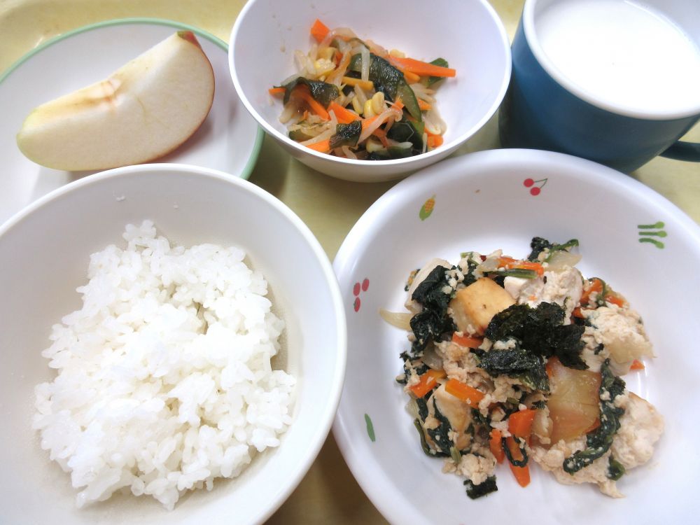 ご飯

韓国風炒り豆腐

チョレギサラダ

りんご

牛乳