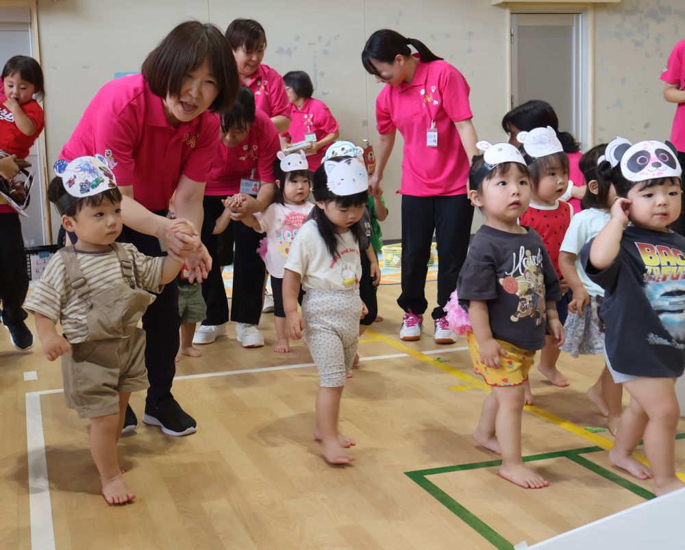 おうちの人が見えたのかな？
安心した表情になり、
ひとりで歩く姿は頼もしいです♡