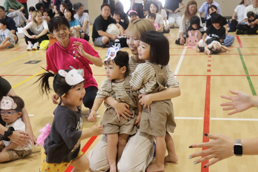 自分で選んでお絵かきしたお面をかぶって、
いろんな動物になりきって踊ります。