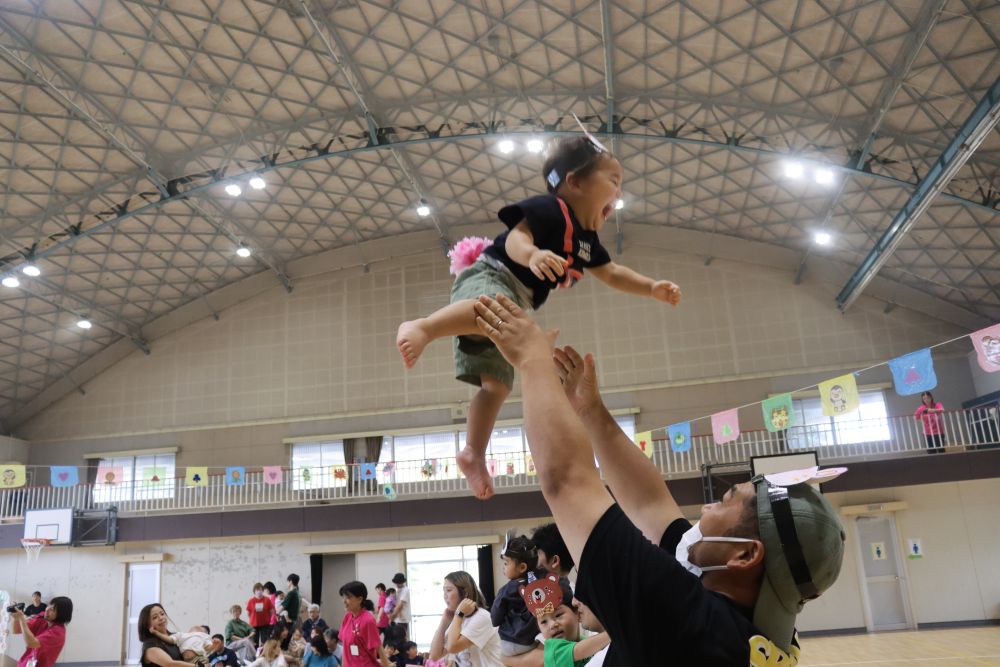 踊りの終わりは、抱っこやギューのご褒美タイム・・・
子どもたちの喜ぶ笑顔が弾けました。
