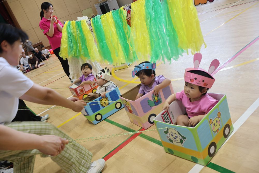 運動会が始まりますよ～

0歳児さんは親子競技・・・
車に乗ってお家の人がゆっくり引っぱります。
今日の乗り心地はどうかな？
