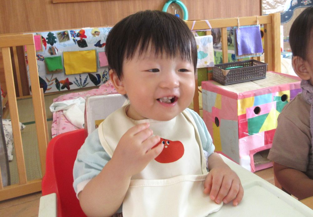 
９月に入り、新しい友達が２人増えました♡

おならしも順調に進み、昨日から離乳食が始まったＲくん。
お母さんから「食べることが大好きなんです」とは聞いていましたが、
園の離乳食も食べてくれるかな？とちょっとドキドキ。給食時間に様子を見に行くと、
担任の先生と目を合わせ、にっこにこで食べてくれていました！
手づかみ食べも上手で、パンを指でつまみ、ゆっくり口の中へ・・。もぐもぐもしっかりして、見ているこちらも笑顔がこぼれるくらいに、嬉しそうに食べてくれていました♡
これからの季節、おいしいものがたくさん出てきます。みんなと一緒に、秋の味覚を味わおうね♪
