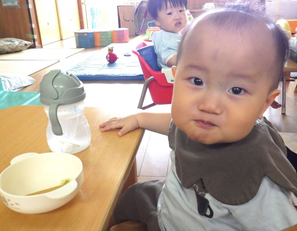 昨日入園したばかりのＳくん。
ゆっくり園になれて、毎日の給食やおやつも楽しんでもらえたら嬉しいです♡

入園初日は、朝のおやつを楽しみました♪
お母さんから「よく食べてくれるんです」とお聞きしていた通り、食べることは大好きな様子のＳくん。先生に口元までお菓子を運んでもらうと、口を開けて「ぱくっ」と食べてくれました！
上手にもぐもぐして、先生と「おいしいね～」と見つめ合います。
園の離乳食も楽しみにしていてね☆彡