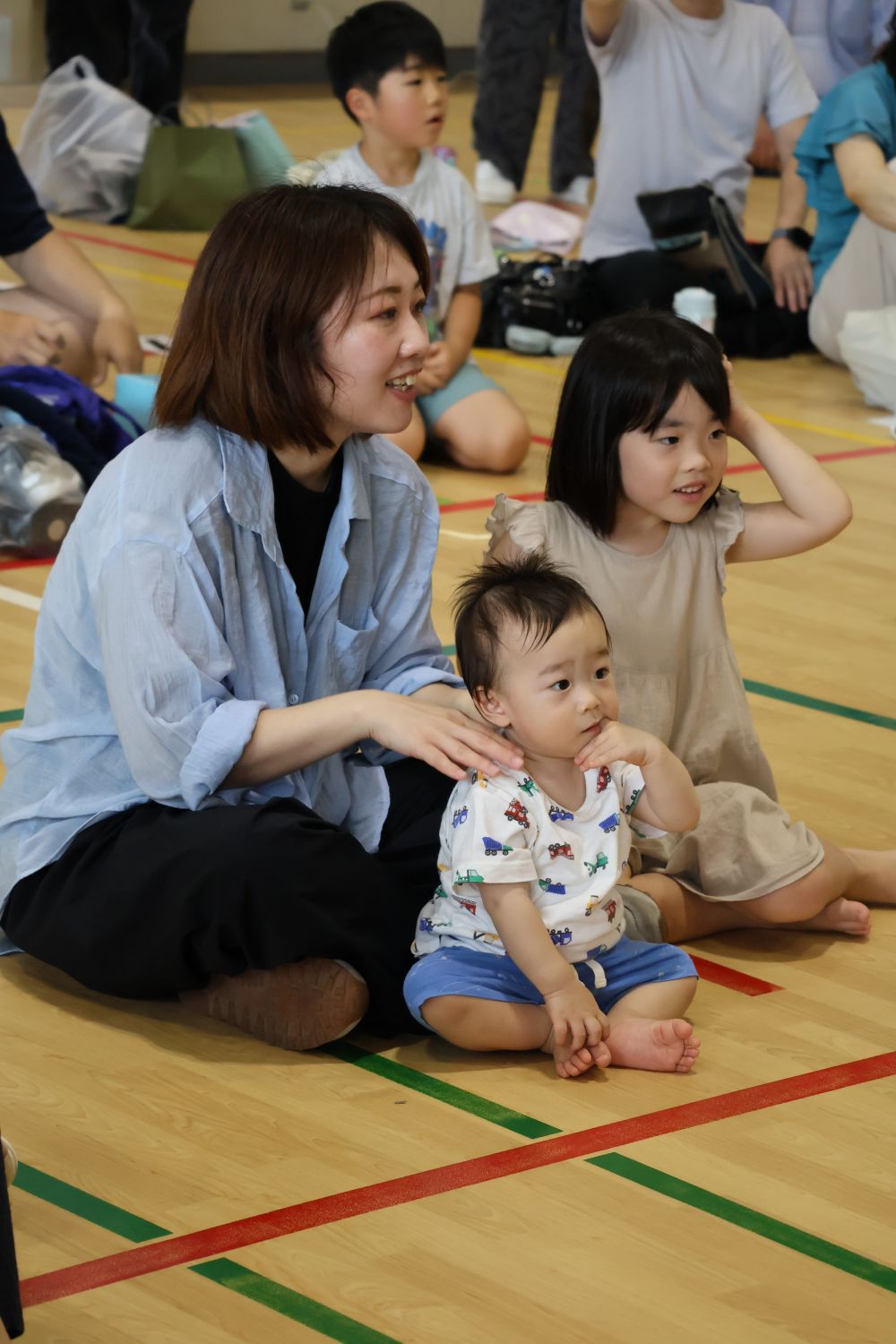 肩をトントンしたり、もみもみしたり・・・


