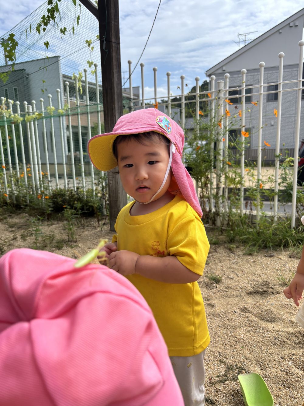 カマキリが帽子まであっという間に登ってきて…
それを見てビックリしたOくん！！
カマキリのカマのような仕草を真似して
教えてくれました☺️

言葉や仕草で発見を教えてくれました🎶
