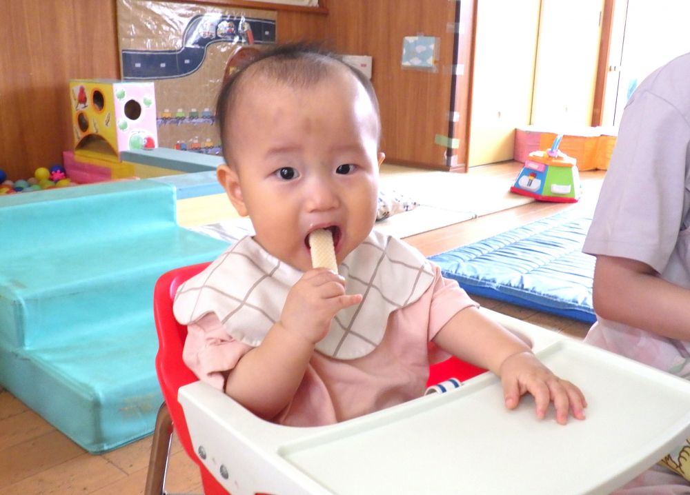 食べることが大好き♡
あ～ん！　自分でお口へ持っていって…パクン！

いっぱい遊んで、いっぱい食べて、楽しいこといっぱい♡
これから友達や先生とたくさん遊ぼうね♪

