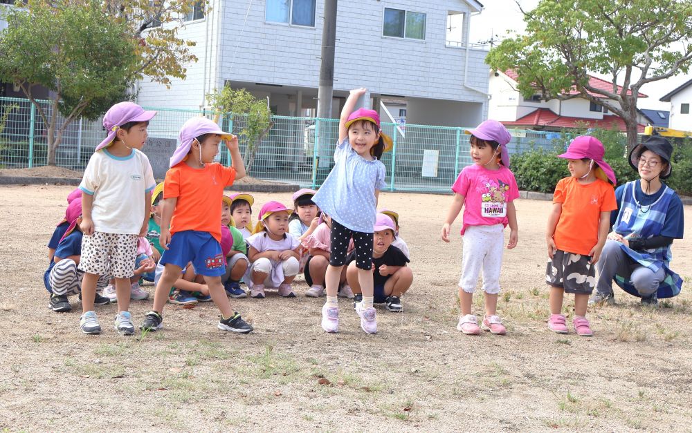 心地よい風を感じながら
戸外で体を動かすことが気持ちいい季節に♡
公園でかけっこに挑戦☆



名前を呼ばれると元気いっぱいの返事！
友達の姿を見守る表情から優しさが伝わる♡