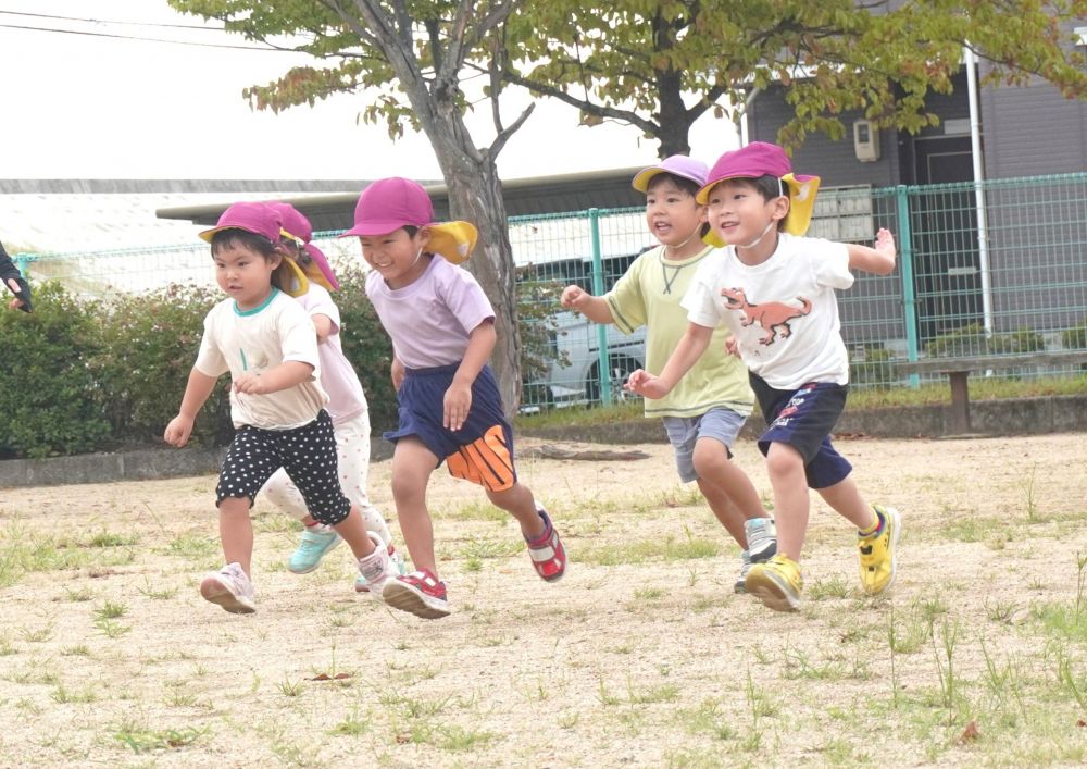 　「がんばれ～！！」
友達の声援を聞きながら
一生懸命走るみんな！

ドキドキする気持ち、ワクワクする気持ち
一人ひとりの気持ちを受け止めながら
体を動かす楽しさを味わっていきたいと思います♡