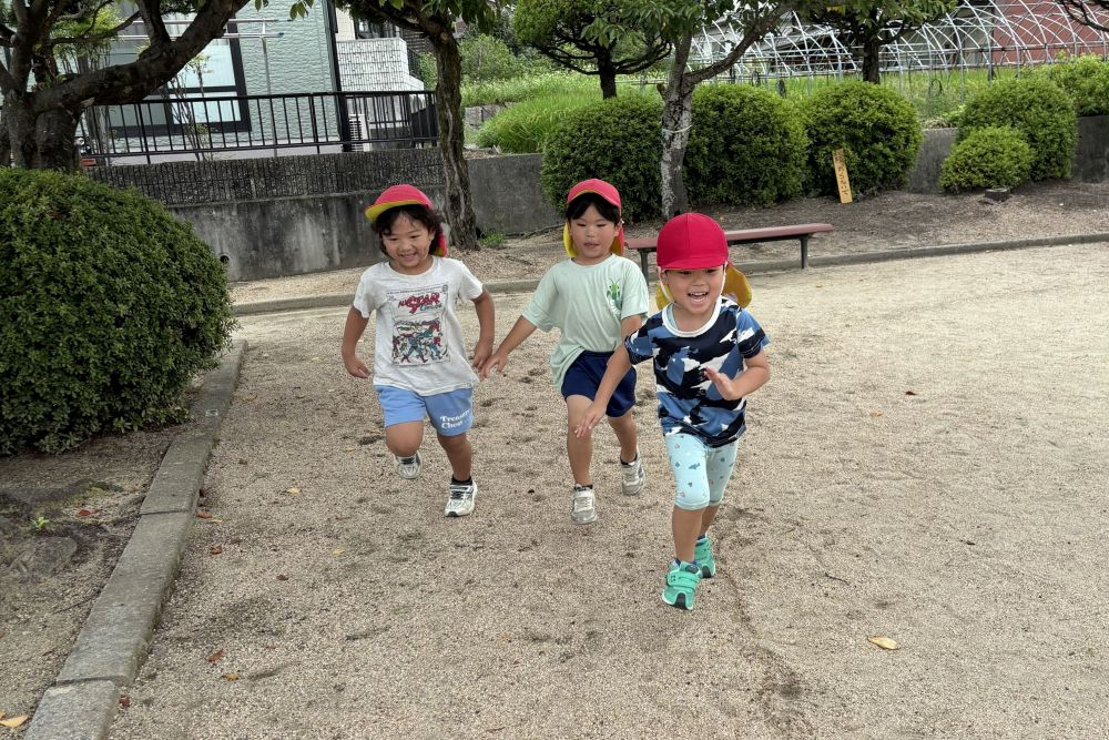 
今週は涼しい日が続き
まさしく公園日和♡
久しぶりに川上公園まで散歩に行きました


体を動かすことが大好きなゾウ組さん
「久しぶりに川上公園行くね～」
「鬼ごっこしよう」
「ブランコしたい！」
やりたいことが盛りだくさん😊


でもその前に ・ ・ ・
みんなでかけっこ！

リス組さんの時は直線でしたが
今年はトラックを走ります

