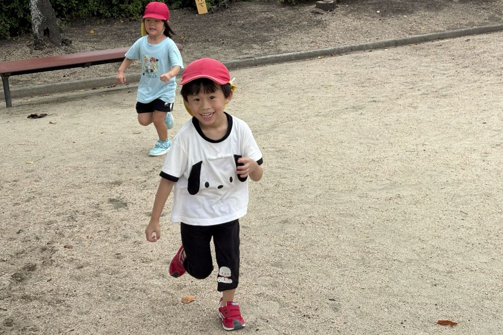 
１回走り終わると
「もう１回走りたい✨」
「〇〇くん一緒に走ろう！」
「いくよ～、よーいドン🏃‍♂️‍➡️」
と自分たちでかけっこを楽しむ姿が♡
そんな楽しそうな友達の姿をみて
Tくんも一緒に走る♡

そんな楽しいかけっこの中
葛藤する姿も時には見られます

“１番になれなかった”と涙が出る子も ・ ・ ・
“悔しい”と感じた気持ちが
次への意欲へつながるように
子どもたちの気持ちに寄り添っていきたいと思います😊

