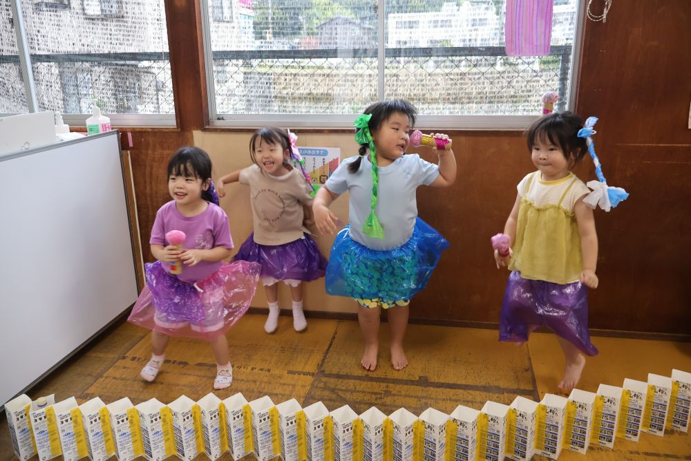 衣装も着てアイドルみたい♡
音楽に合わせて踊りを楽しむ！
自由に表現してみたり、覚えた振付を踊ったりと
気分はアイドル♥