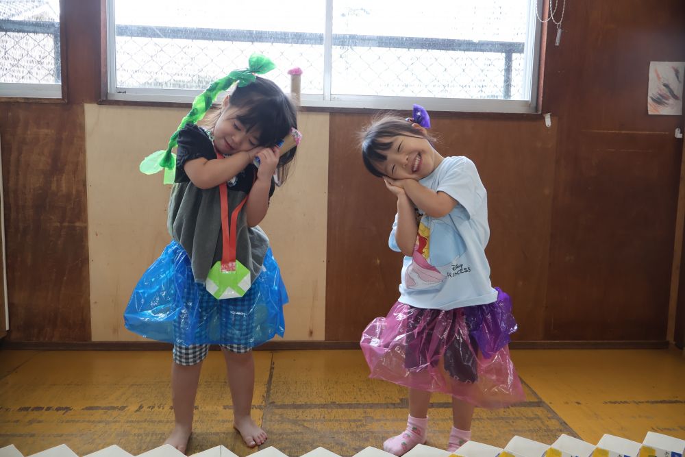 こちらはお気に入りの曲でレッツダンス♪

友達と一緒がいいね。
なかよく並んで、一緒の踊ってニッコリ笑顔で楽しそう！！

振付を覚えて最後までノリノリな様子です☺
それぞれイメージを広げアイドルになりきって楽しんでいます✨
