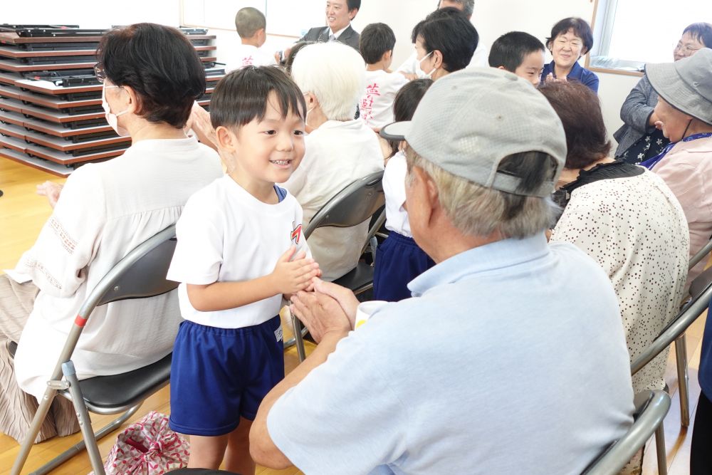 季節の歌や手遊びを一緒にしたり・・・
自己紹介をしたり・・・
一緒に話をすることで少しずつ打ち解けていくみんな
笑顔で溢れています♡
