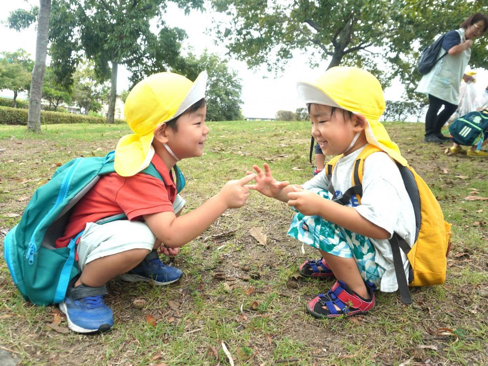 「どっちの手に入ってるか！」
「こっち！」
「ぶっぶっー！」
どんぐりがどっちの手に入ってるか…
2人で楽しんでいました♡