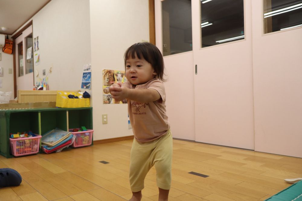 レシーブの格好をして
「いいよー！」
Rくんが答えます😆

アタックも上手で
自分で投げて決めることが出来るんですよ✨

お部屋の中でも
しっかりと体を動かして
遊んでいる子どもたちでした！