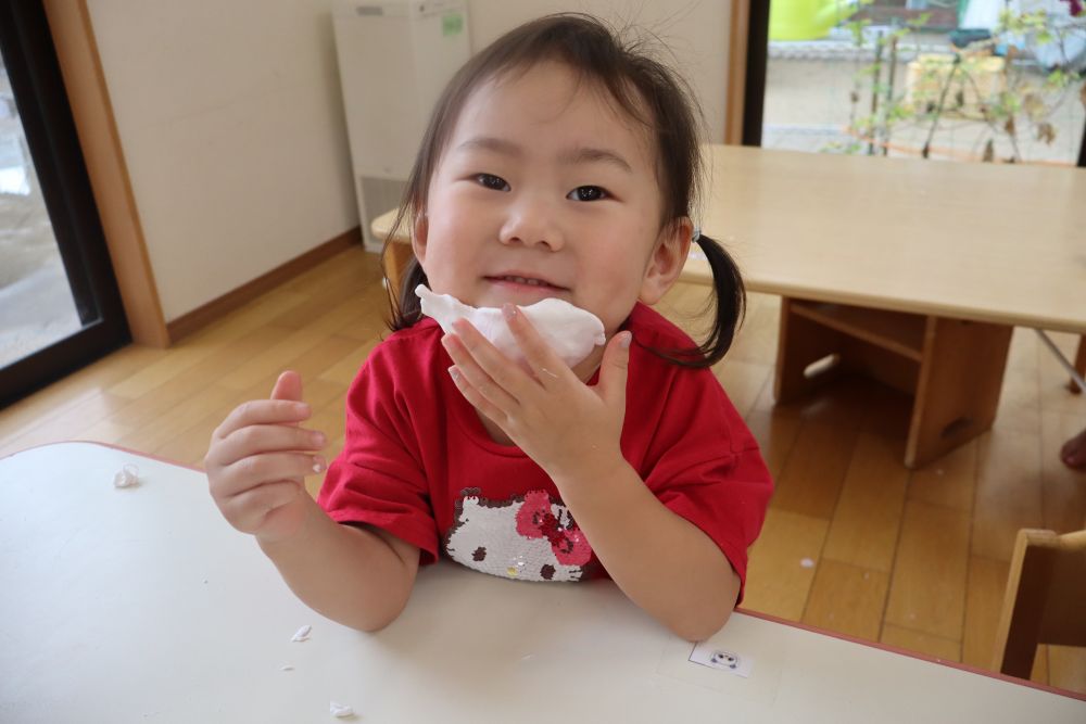 今日は雨だったので
お部屋で遊びました

今回の遊びは『紙粘土』！！


手先もどんどん器用になり
丸めたり伸ばしたり色々な
形を作れるようになってきました🌟

「せんせいみて～おひげ😆」
白い紙粘土を
あごにつけていたSちゃん💓