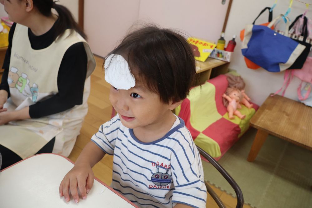 「おねつ～」
冷えピタに見立てて
おでこに貼っていたTくん😊