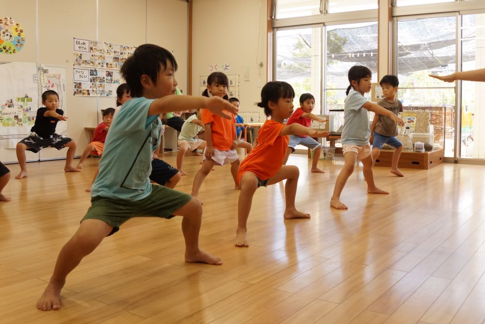 毎年、キリン組が踊っていたソーラン節
今年は自分達が踊る番！！

かっこいいソーラン節にしたい！！
みんなやる気満々です！！

かっこいいソーラン節にするには
どうしたらいいかな？

「手を伸ばす！！」